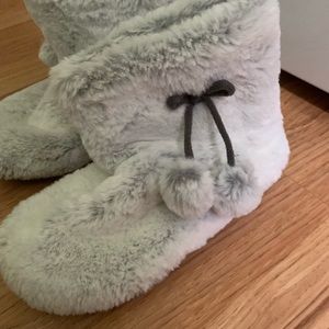 Women’s size 7/8 airwalk slippers